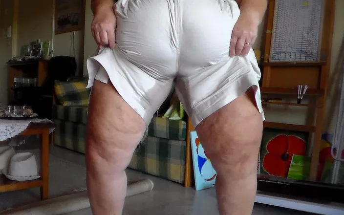 Sex hub couple: Jen is peeing it all in her shorts