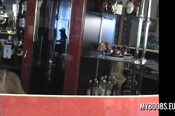 My Boobs: Malina la jolie blonde se déshabille dans un bar