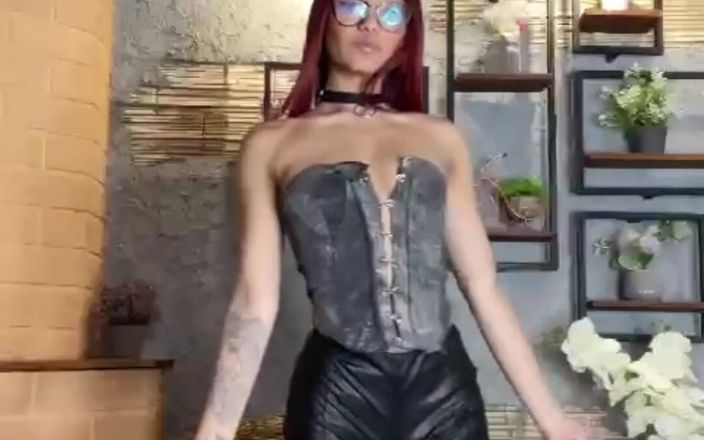 Lia Wood: 完璧なクッシュルームを持つデルガッドの女の子は、あなたのおもちゃのセックスで自宅で自慰行為をします