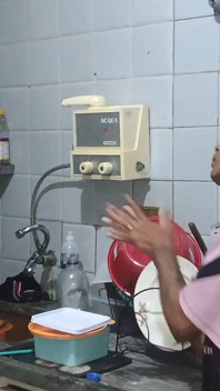 Convince il suo fratellastro a lei davvero caldo mentre i suoi genitori non erano lì