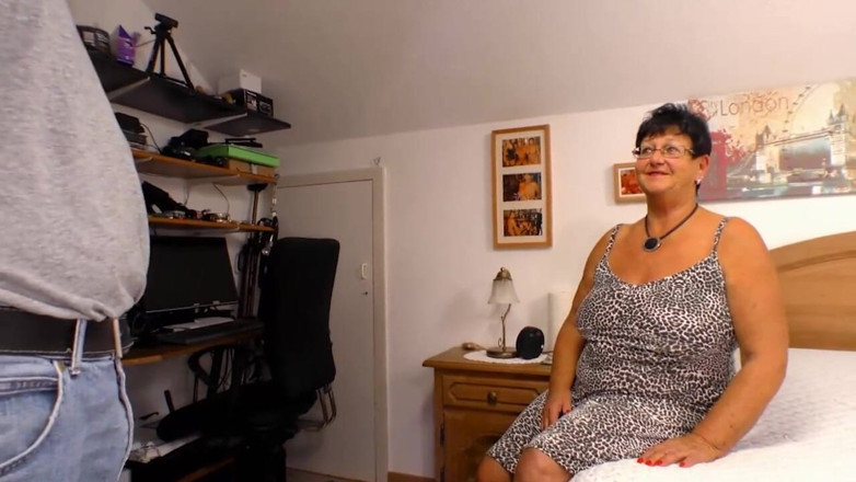 Deutschland porn: Abuela caliente me enseña a follar