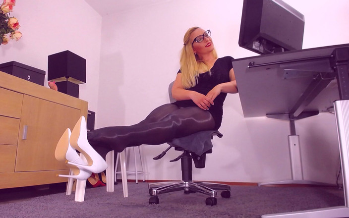 Nylon fetish 4u: 616. White Stiletto Heels Dangling, Setiausaha MILF dalam pantyhose hitam,...