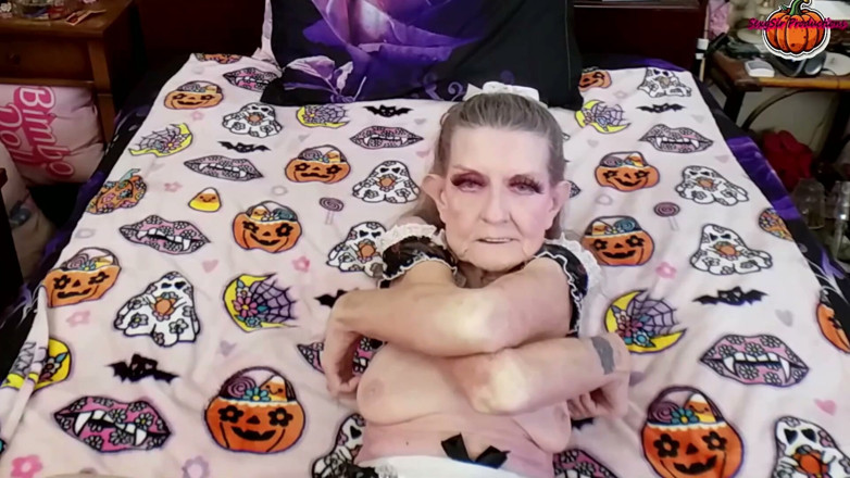 Sexy Sandra N Sir Christopher: Gilf empregada mantendo seu emprego sexy Sandra Halloween 2026 solo