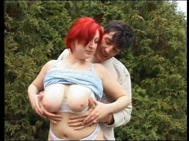 Cumming Soon: Грудаста руда повія смокче і трахає великий член на відкритому повітрі