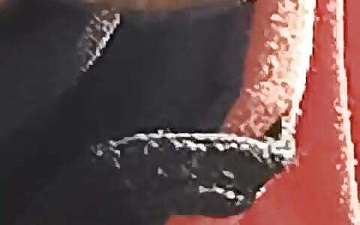 Gangbang straight: İngiltereli bir çocuk ağzına toprakla masaj yaptı