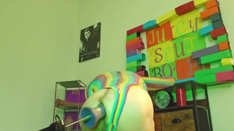 Biguy6999: Je m’encule dans ma jolie tenue arc-en-ciel