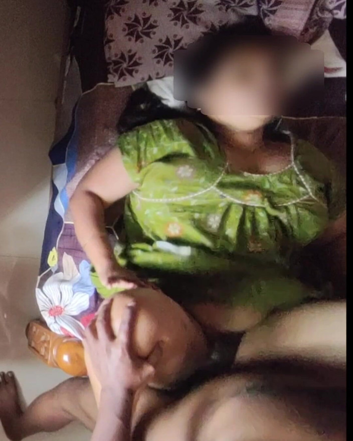 Black & white desicat: bare prakritik stanon vaali hot baudi patni ki raat men...