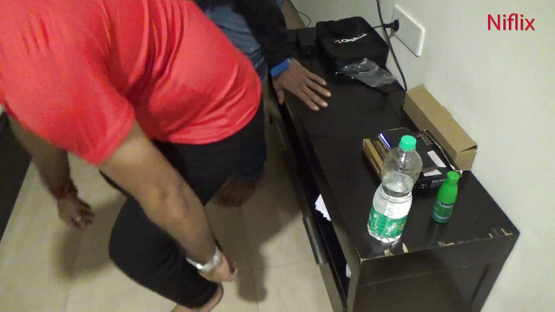 Anjalisingh_sexy: 二人の旅行者が夜に寂しいデジの女の子の家に泊まりに来ました。しばらくして、彼らはその女の子とセックスしました。