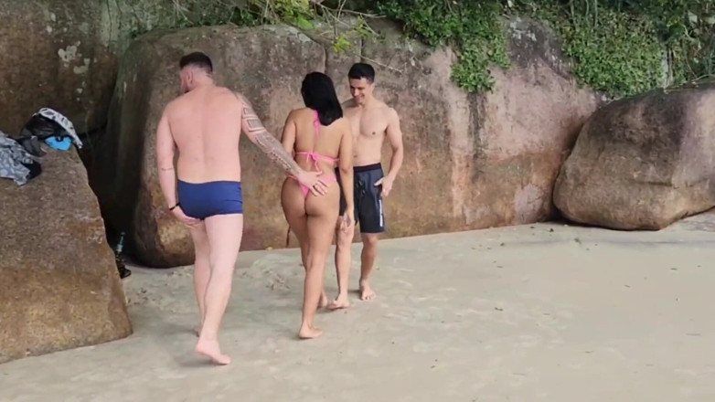 Kel Abate: Aku bertemu dua pria seksi di pantai dan aku sangat...