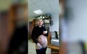 MILF Oxana: Sekretářka ukazuje selfie v kanceláři