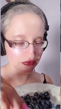 Asmr blueberry mange - asmr, lunettes, géante