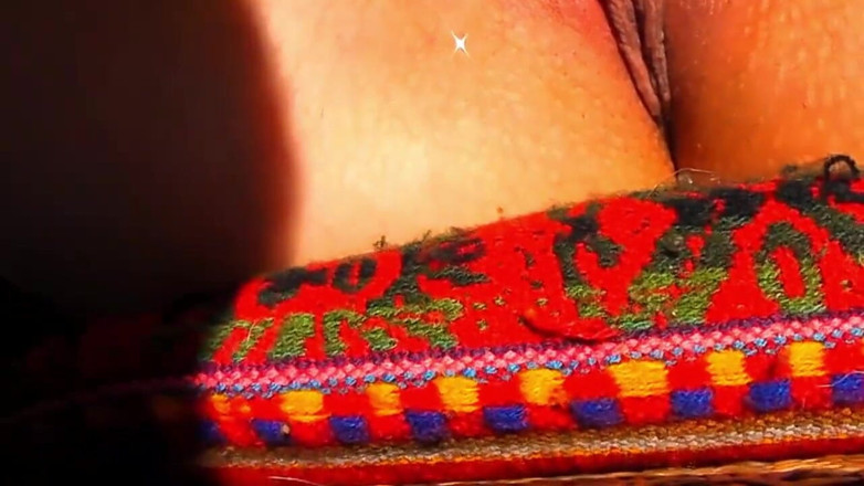 Just beauty and solo girls: Une rousse latina en jean fait un cameltoe et se...