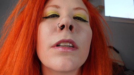 Deanna deadly: 粉色 lipgloss 亲吻和唇彩涂敷