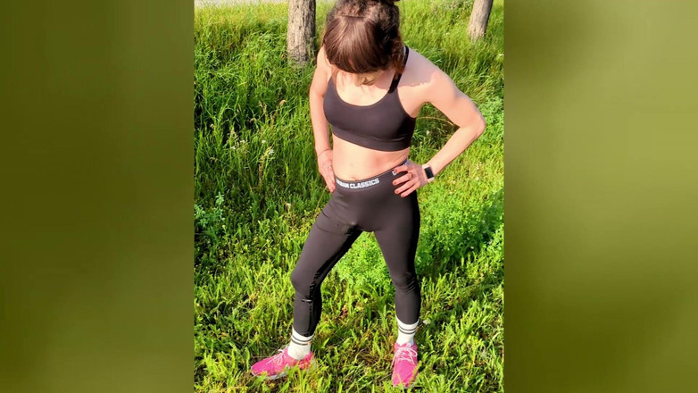 TV_Helena: Pembasahan berganda semasa sukan!! Tranny Berjoging Di Tempat Awam Penuh...