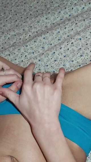 Wet Pussy Fuck: Prima masturbare cu pizda umedă de 18 ani și chiloți umezi