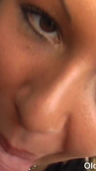 Старі трахають ляльок - старий пердеж, мінет від першої особи з молодою дівчиною