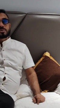 Um homem chamou sua secretária em seu quarto e fodeu, vídeo hardcore