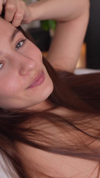 Mi Hermanastra De Ojos Grandes Es Tan Mona, Se Quedó Conmigo Y ¡tuvimos Un Sexo Genial!