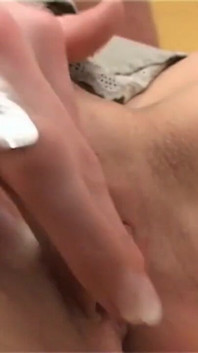 Brunetka milf s velkými prsy dává hluboké kouření a je ošukána tvrdým ptákem