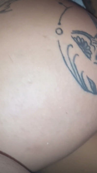 Mi mujer prepara el culo del trans para que lo folle sin condón
