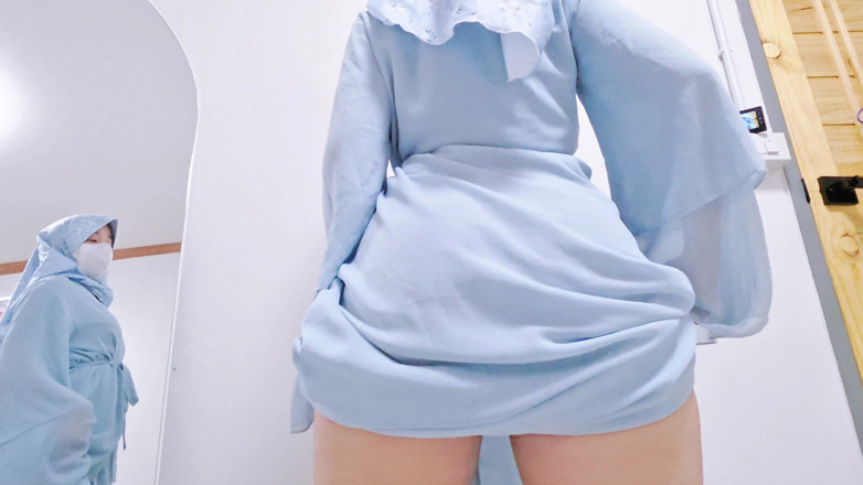 LittleMuslim: POV: สาวฮิญาบหยอกล้ออาบายาสีน้ําเงินที่สง่างาม