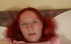 Grandota pelirroja adolescente juega con sus tetas monstruosas