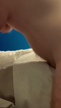 Cスポットが枕の上で鼻歌を歌い、うめく声をあげている