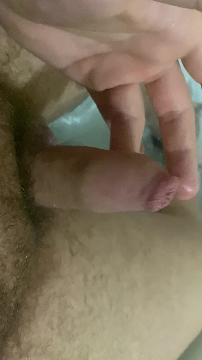 OsiaCA: Relaxace ve vaně hladí můj penis