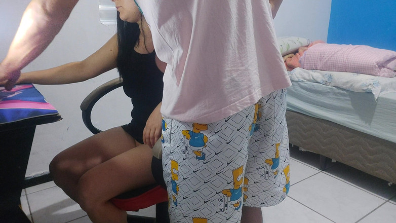 Jennyferpimenta: ホットな妻は非常に挑発的な服装でテレビ技術者を歓迎し、彼に彼女の尻をファックさせます