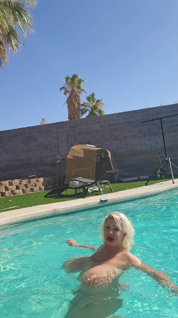 Claudia Marie: Gordo bimbo en la piscina