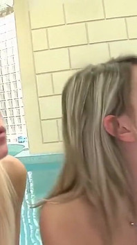 Seks bertiga dengan dua pelacur sensual dengan tetek kecil dan rambut emas mahukan mulut awak diduduki