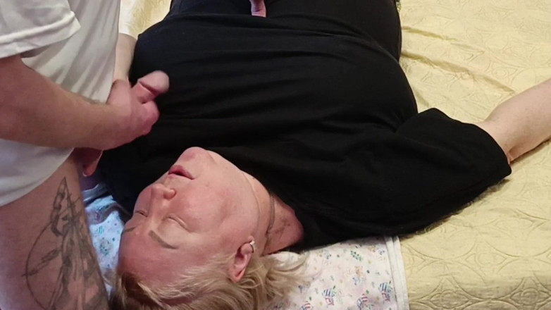 Zona901: 撸管我的鸡巴射在我邻居身上