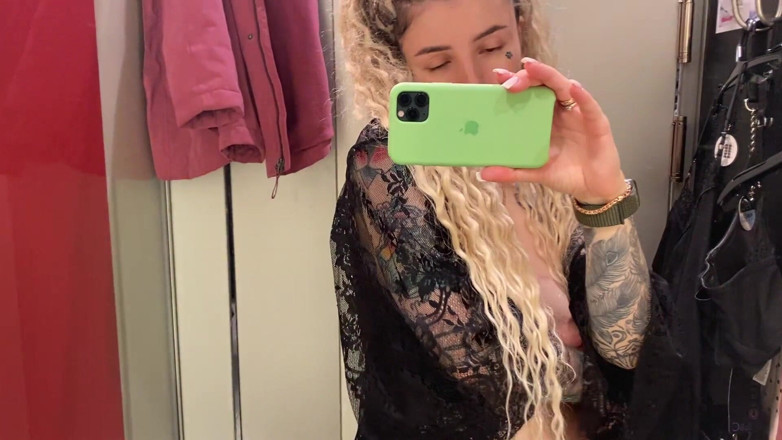 Barbietatoo1: Im laden neue outfits ausprobieren