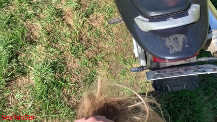 SexTanSer: Een motorrijder op een motor masturbeert . Ik zag haar en...
