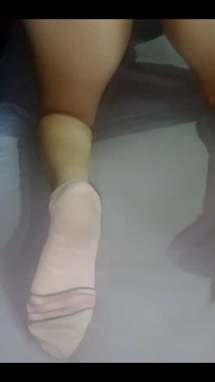 Fitcure1: Medi zeigt ihre füße in kurzen socken und ihren schwanz