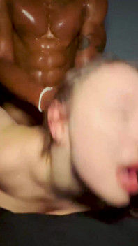 Nueva puta anal por primera vez Amber Bloom es destruida por una gran polla negra