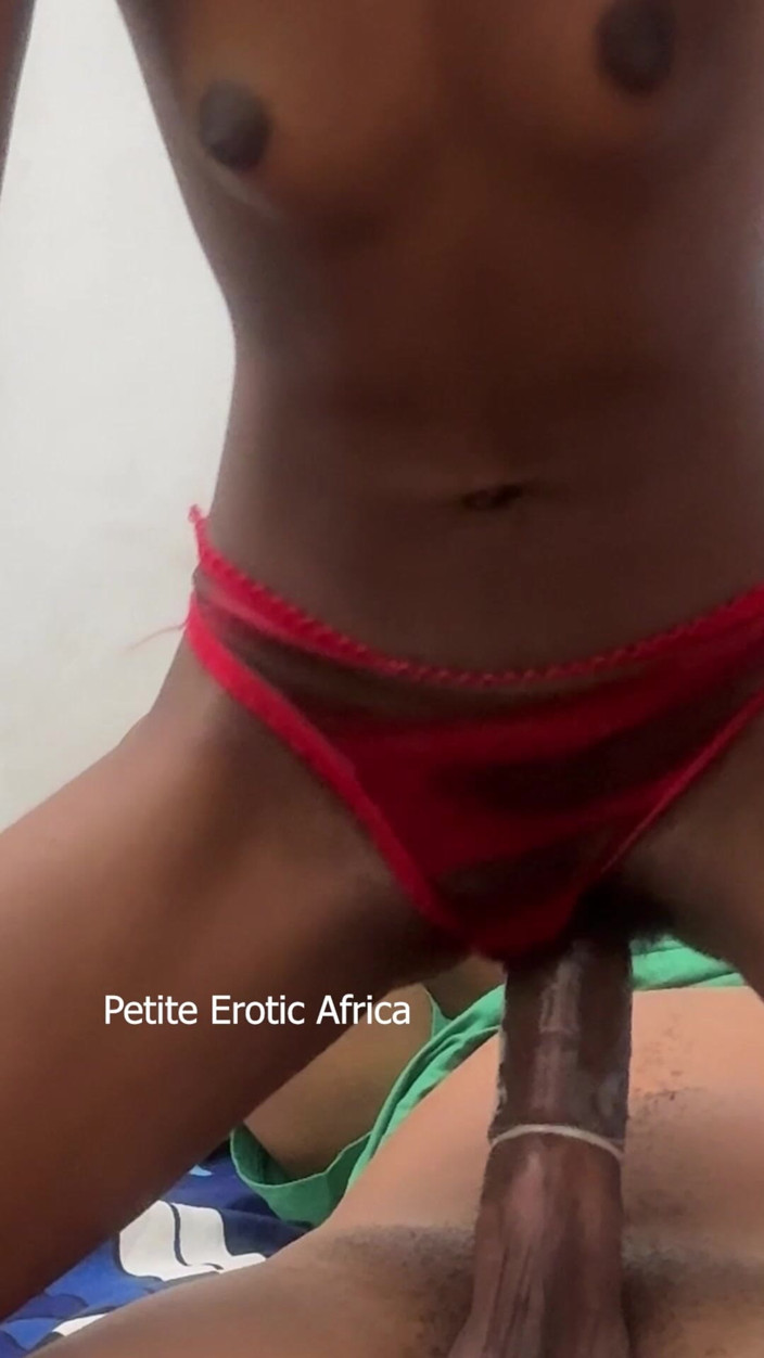 Petite Erotic Africa: Cowgirl kurus dalam seluar