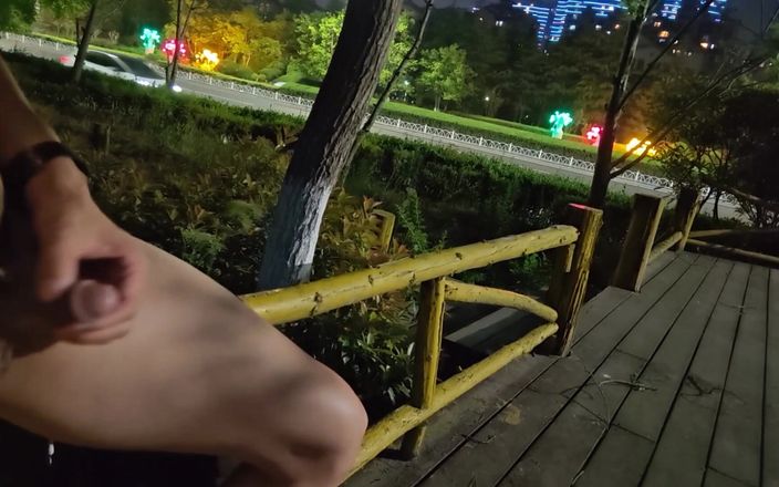 ChineseBisexual: Nackt entlang der belebten straße laufen und masturbieren