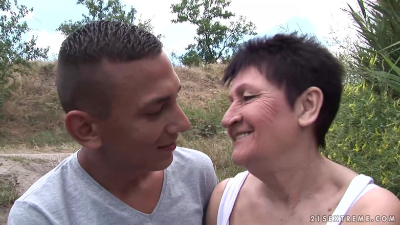 Mature Climax - 100% Mature Videos: Geile oma geknallt und im freien in den mund gespritzt
