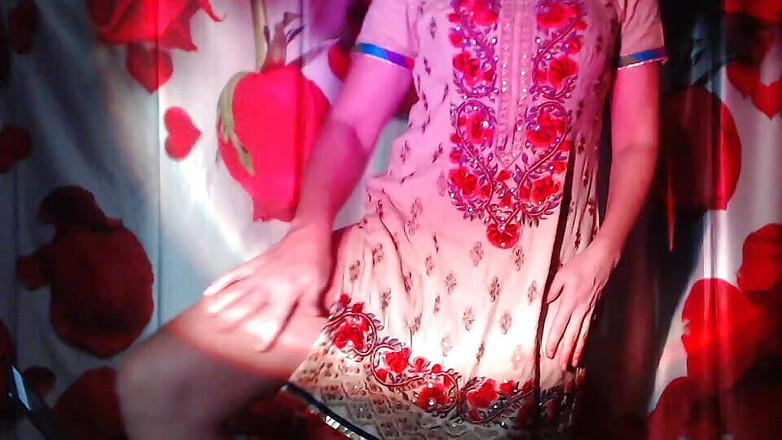 Bolly Karma: नाइट लाइट में सेक्सी स्ट्रिप छेड़-छाड़