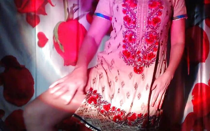 Bolly Karma: Strip seksi menggoda di siang hari