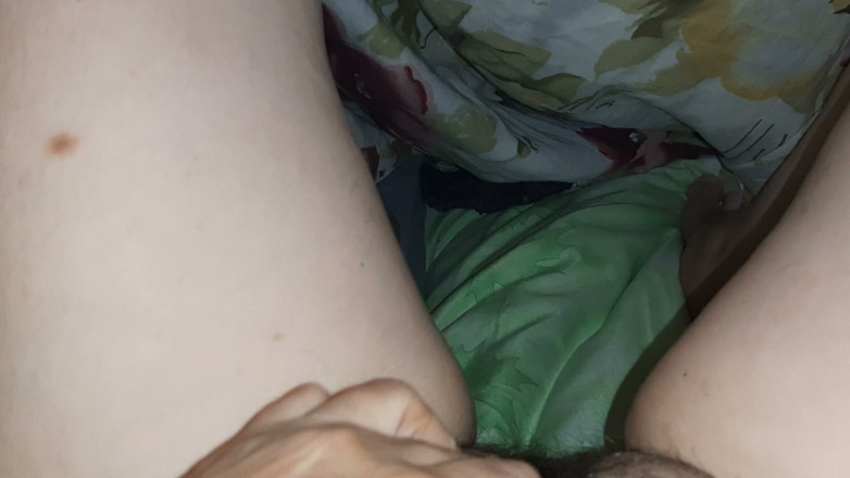 Lesbian-candys: Îmi masturbez pizda păroasă sub huse