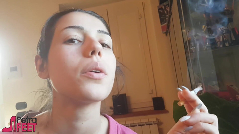 Smokin Fetish: O fată italiană tentantă fumează un trabuc într-un videoclip de aproape