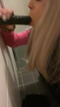 Bimbo Tranny Throats Xxl Dildo