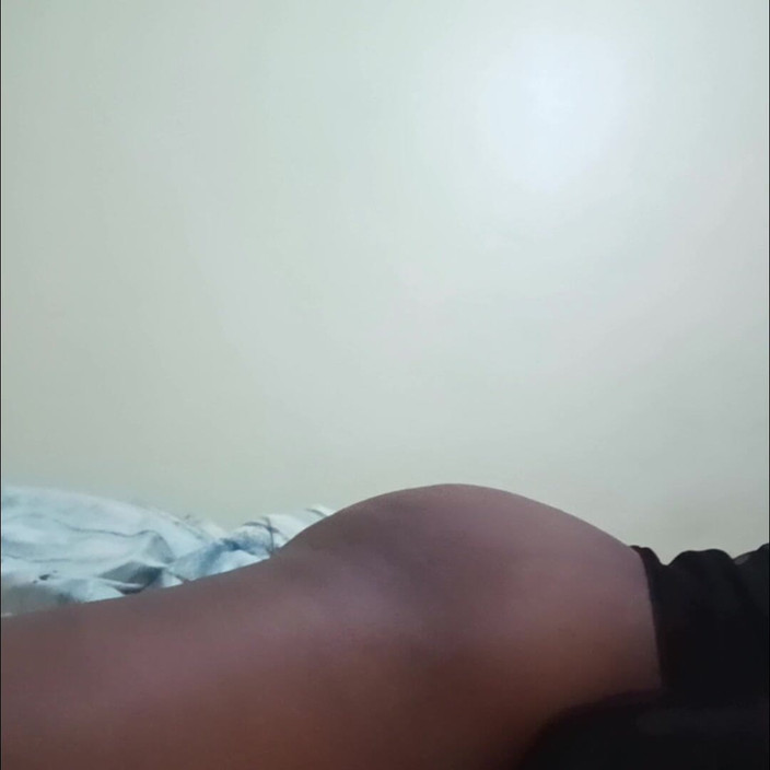 Briita: Membonggol di atas katil dengan buaian dalam pepek saya.