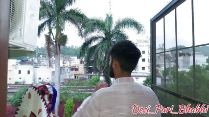 Desi Pari Bhabhi: 德西儿媳妇按压她公公的脚并开始吮吸他的阴茎