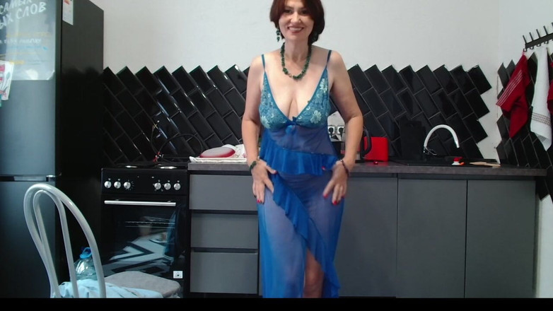 ANGELA_LADY: MiLF matura che ha 52 anni ha un dito incastrato nel...