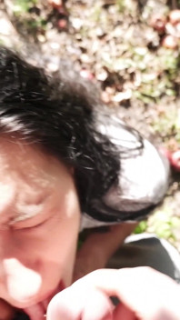 Blowjob submisif di luar dengan pancutan mani besar-besaran di muka dan matanya