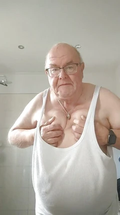 Montre mes seins, ceinture mon trou du cul et mes seins et montre des marques sur ma poitrine