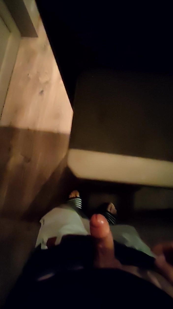 LcDream: 작은 음경이 콘돔을 끼고 바 스툴에 사정한다